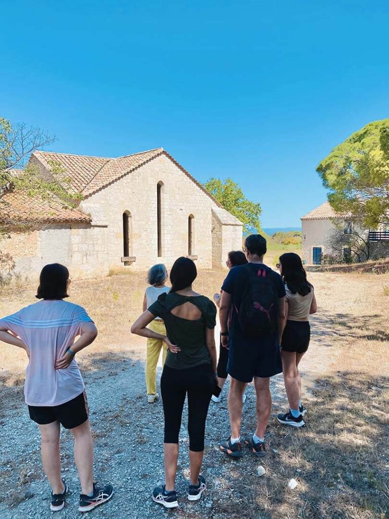 Vue extérieure de La Chapelle : trésor historique du Languedoc