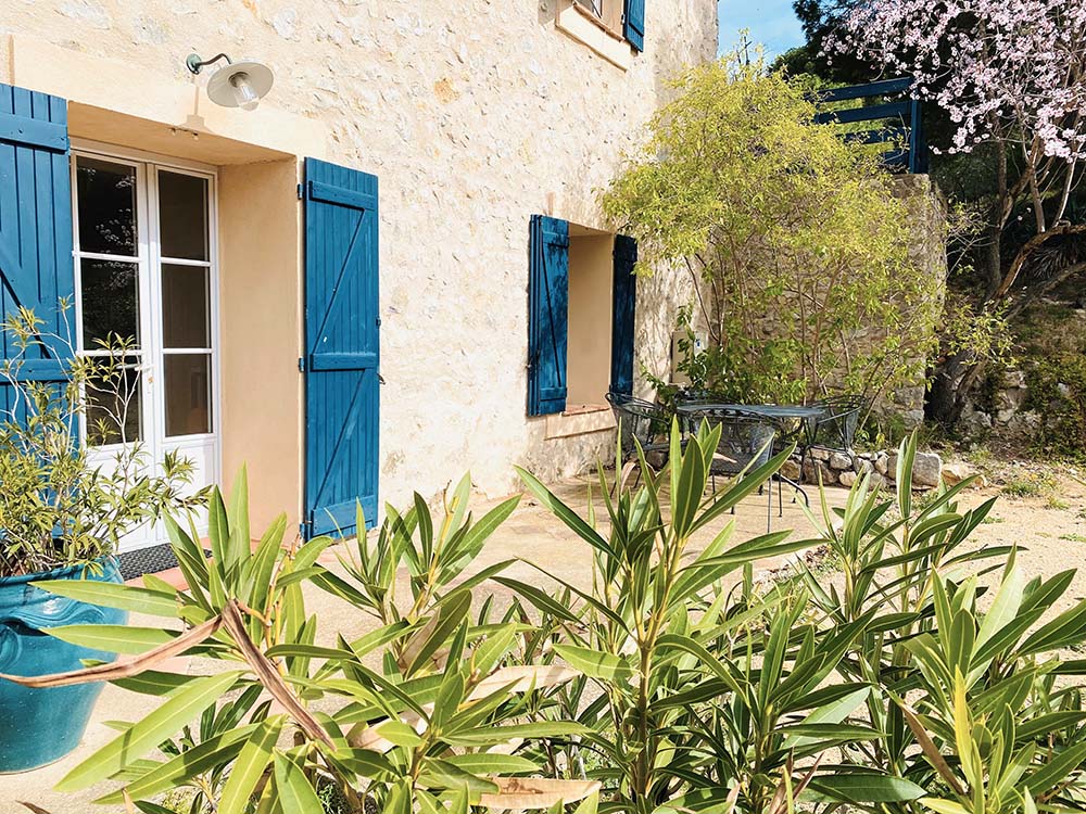 Vue extérieure des gîtes de l'Abbaye des Monges, vivez l'Œnotourisme dans l'Aude.